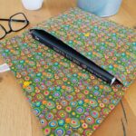 Pochette à livres en tissu Oeko-Tex beige avec fermeture bouton pression, création unique de l’Atelier du Caillou