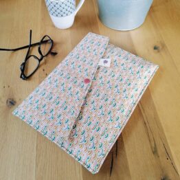 Pochette à livres en tissu Oeko-Tex beige avec fermeture bouton pression, création unique de l’Atelier du Caillou